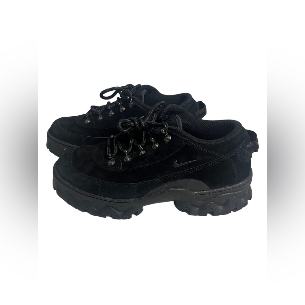 nike women’s lahar low - triple black Size 8